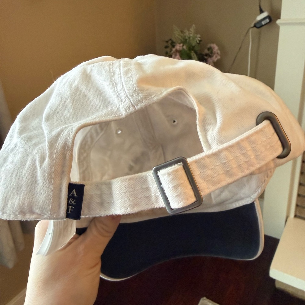 Abercrombie & Fitch Classic White Hat - Picture 2 of 4